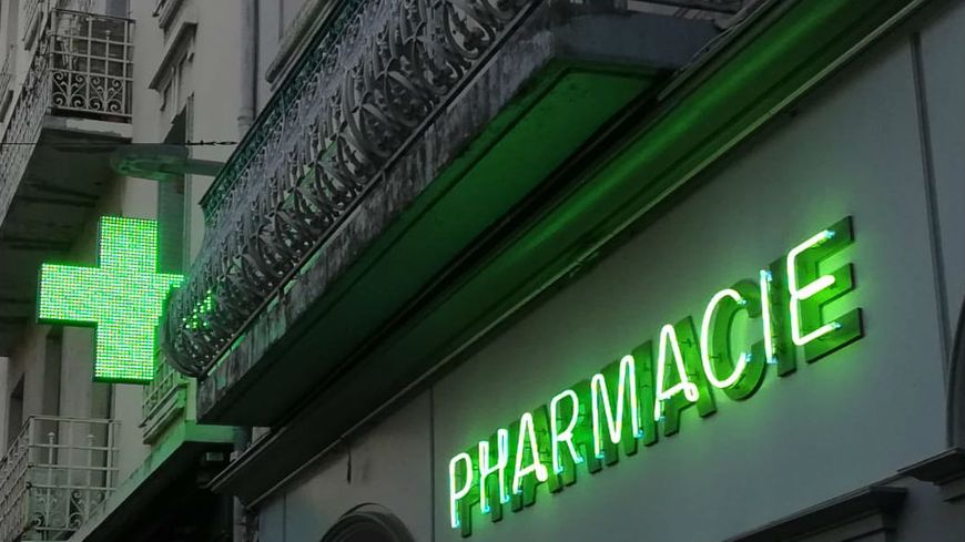 Image d'une façade de pharmacie.